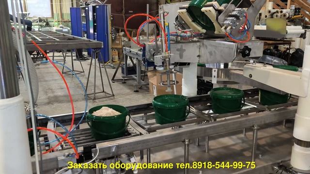 Автоматическая фасовка мясного бульона в пластиковые ведра с наклейкой этикетки смотреть онлайн