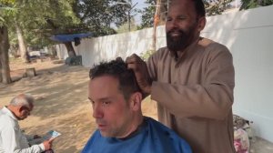 Иностранец пробует подстричься  под дереом в Чандигархе!