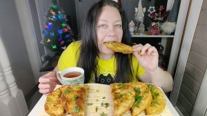 Мукбанг Домашние чебуреки с мясом, с картошкой, зеленью и сыром.