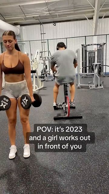 Женщины и мужчины в спортзале смотреть онлайн