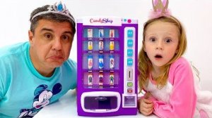 Настя, Рома и Диана веселятся на детской площадке в парке аттракционов Орландо