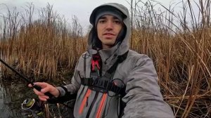 Это рыбалка мечты! Воблер без лопатки косит щуку в заливе! Рыбалка на спиннинг с берега.