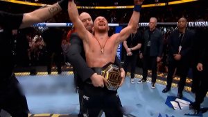 Россиянин Петр Ян завоевал титул чемпиона UFC в легчайшем весе.