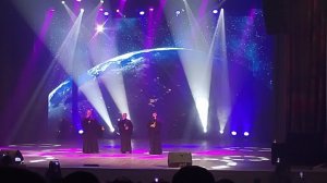 Батюшки поют на юбилее школы 18 г. Волжский