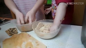 Готовим вкусно/Викуля делает нагетсы!#будни Ани ! Быстрый рецепт на скорую руку!