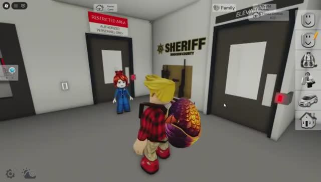 Нашел ДЕВУШКУ ПОЛИЦЕЙСКУЮ в РОБЛОКС