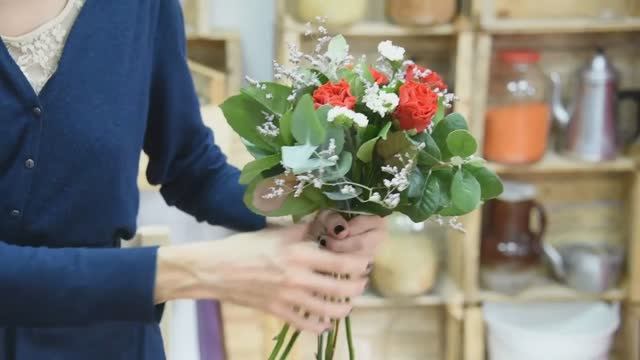 Букет из 5 роз с зеленью