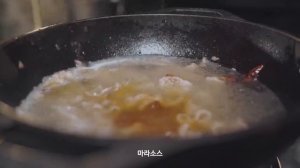 Звук дождя, который хорошо слушать, когда вы принимаете сиденьку . одиночный дождь кемпинг