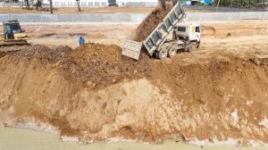 Часть 1. Реконструкция дороги рядом с каналом с помощью бульдозера Komatsu D58P и самосвалов.