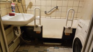 Вырез в чугунной ванне