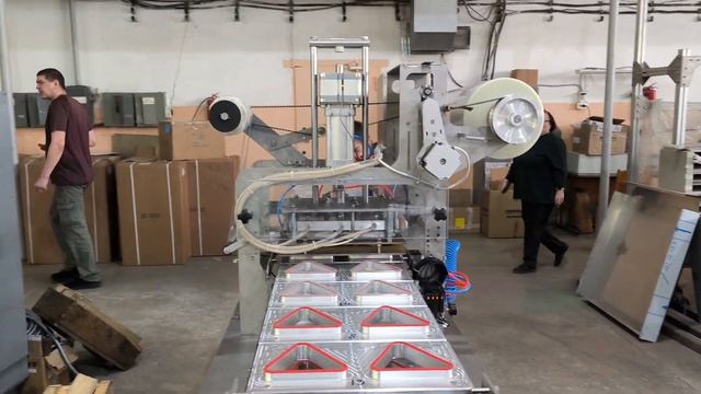 Упаковочная линия EK07 для запайки контейнеров типа "сэндвич" треугольный в газовой среде смотреть онлайн