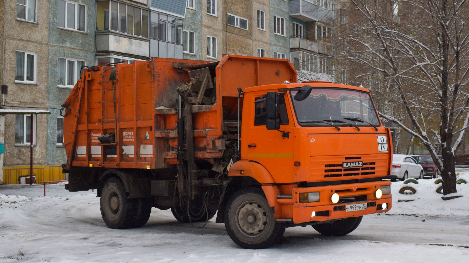 Мусоровоз МКМ-4605 (МК 4453-05) на шасси КамАЗ-53605-62 (Н 999 УМ 22). / KAMAZ garbage truck.