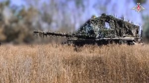 💥 Танкисты группировки «Восток» нанесли серию прицельных выстрелов фугасными 125-мм боеприпасами...