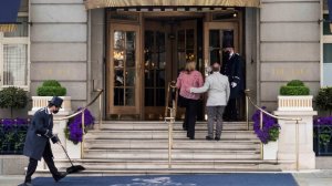 Подарок на Рождество: люксовый отель The Ritz завалили навозом