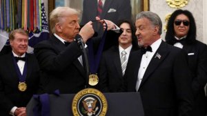 Дональд Трамп вручил артистам медали Центра Кеннеди