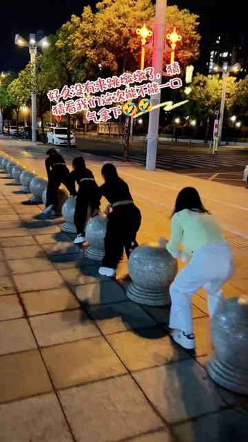 Продолжаем борьбу! 🤭 #прыжки через шар #конкурс @104891132616