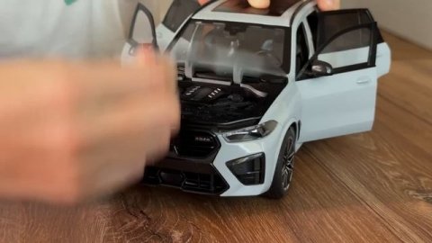 Марка получит в коллекцию гигантскую модель BMW X5M размером от 1 до 18 дюймов