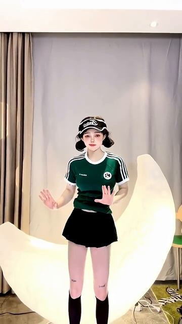 Танец фанатки в стиле робота смотреть онлайн