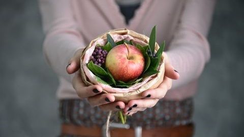 Букет из одного яблока. Упаковка мини-букета