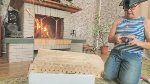 .Шлифование деревянного корпуса модели корабля —