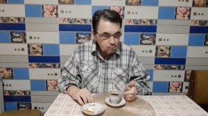 Что Ванечка намотал себе на шею? Красный чулочек?