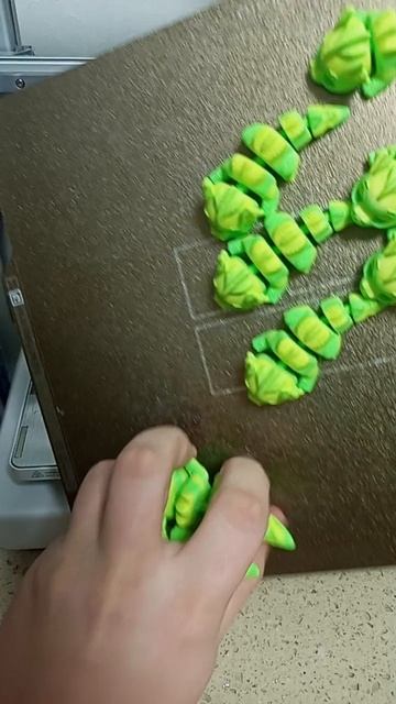 Зелено лимонные ящерки подвижные для  брелков  на 3Д принтере