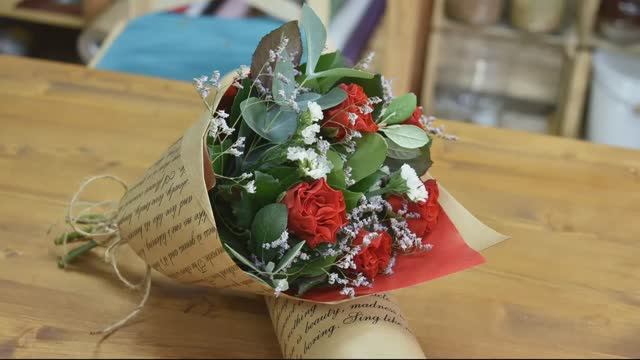 Упаковка простого букета. Конверт