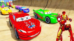 Человек-паук и Маккуин против Машинок Дисней испытание в аэропорту! СУПЕР ГОНКИ НА ГРУЗОВИКАХ МАК