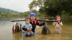 Рыбалка, ловля гигантской речной рыбы для продажи на рынке — готовка с двумя маленькими детьми