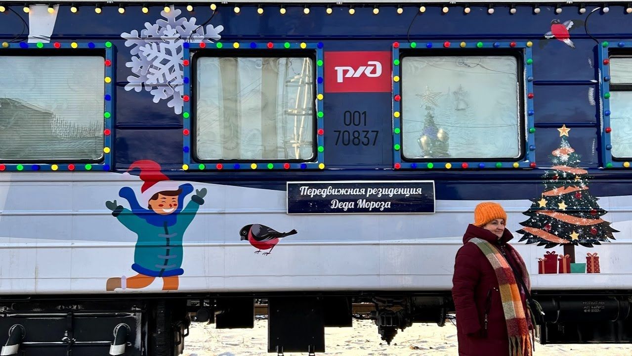 Festlicher Weihnachtszug von Väterchen Frost im Ort Sljudjanka | Leben in Russland