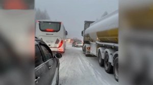 Снежный шторм парализовал движение на горнолыжном курорте в Кемеровской области.