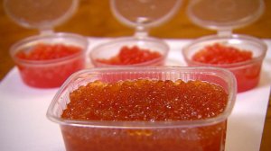 Эксперт Ильяшенко: россияне рискуют здоровьем при покупке красной икры с рук