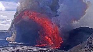 Редкое явление зафиксировали геологи во время извержения вулкана Килауэа на Гавайских островах.