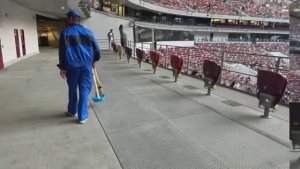 Уборка на стадионе в Москве