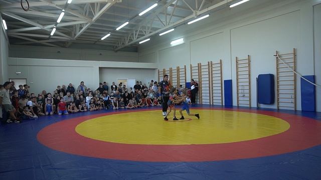 Упорный поединок самых юных борцов! Вес 22 кг.Косяченко Виктор(Армавир)-Денисов Иван(с.Кочубеевское) смотреть онлайн