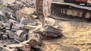 Строительство, работы в карьере , где добывают камень для дробилок, продолжение
