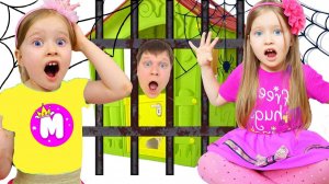 Милана и папа играют в мистический дом