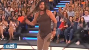 Джейсон Момоа демонстрирует свои навыки метания топора ради благотворительности