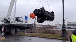 Сотрудники МЧС подняли из Невы упавший автомобиль, в котором погиб мужчина