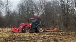 Трактор мощностью 50 л. с. удаляет деревья кусторезом - мульчером КДК-1.8