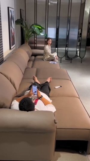 🛋  Диван с пультом управления