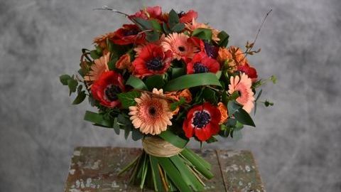 Композиционный букет с герберами и анемонами