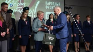 Артур Парфенчиков вручил награды волонтёрам за помощь бойцам на передовой