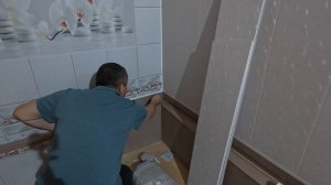 Продолжаем обшивать стены ПВХ панелями