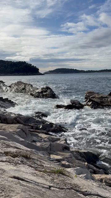 Живописное скалистое побережье.