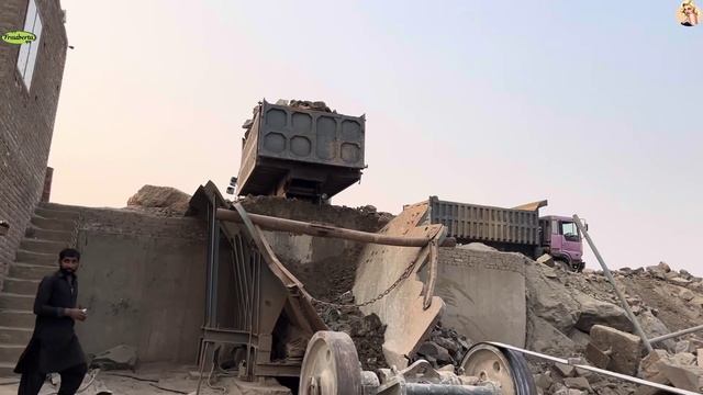 Строительство, дробление щебёнки