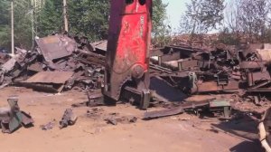 Гидроножницы LaBounty MSD2500R режут хребтовую балку полувагона. Утилизация вагонов железнодорожных.