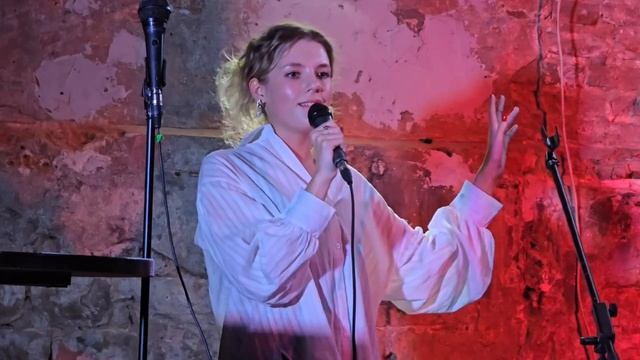 Чтоб на сцене больше не было стыдно, Я решила учиться читать стихи. Плоховато справляюсь, вам видно