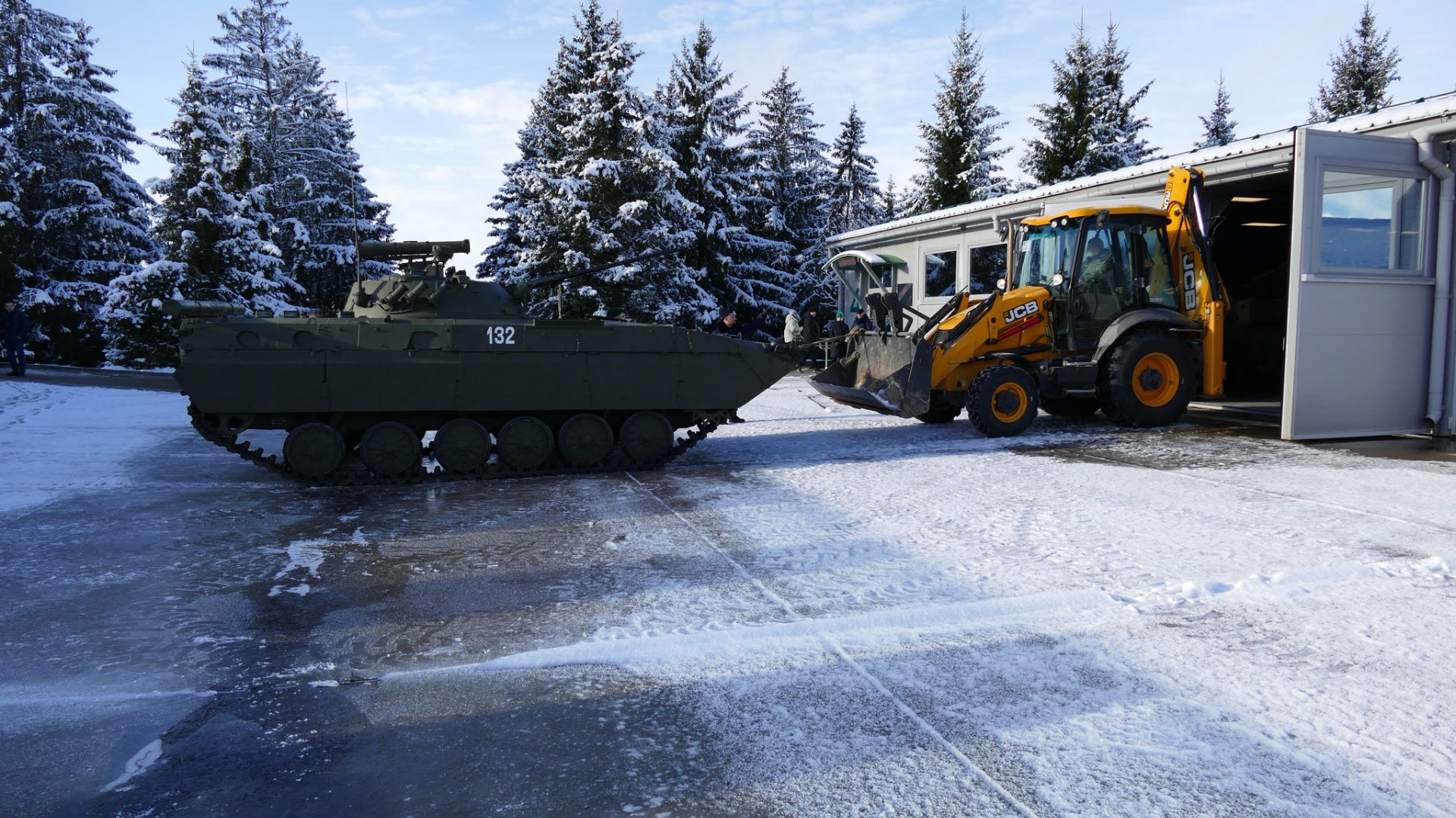 Заталкивание боевой машины пехоты БМП-2Д в ангар, Технический центр парка "Патриот", 16 ноября 2025 смотреть онлайн
