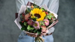 Упаковка букета листами без фиксации. Вариант 2